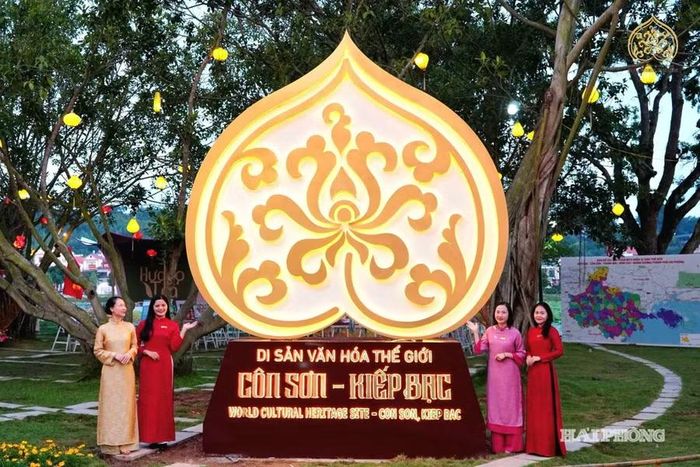 Bộ nhận diện thương hiệu Di sản thế giới Yên Tử - Vĩnh Nghiêm - Côn Sơn, Kiếp Bạc đặt trước cửa đền Kiếp Bạc. Ảnh: Báo Hải Phòng