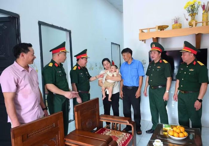  Niềm vui của gia đình anh Hoàng Văn Hùng (thứ 3 từ phải sang) trong căn nhà mới. Ảnh: V.H 