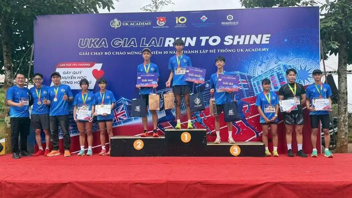  Ban tổ chức trao giải cho các vận động viên đạt thành tích cao ở từng cự ly. Ảnh: Linh Chi 