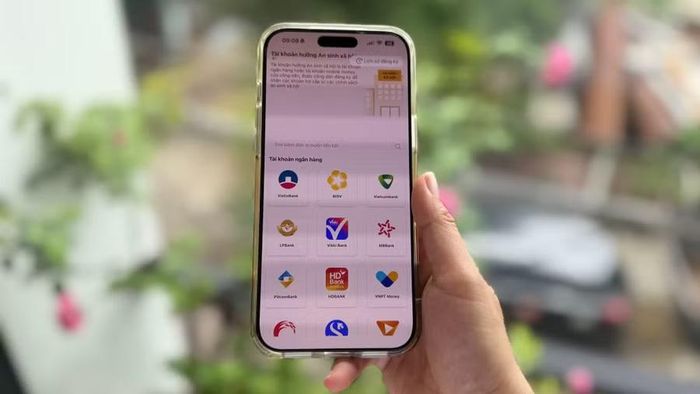 Người hưởng lương hưu, trợ cấp bảo hiểm xã hội có thêm phương thức nhận tiền thông qua “Tài khoản hưởng an sinh xã hội” trên VNeID. Ảnh: Phương Vi