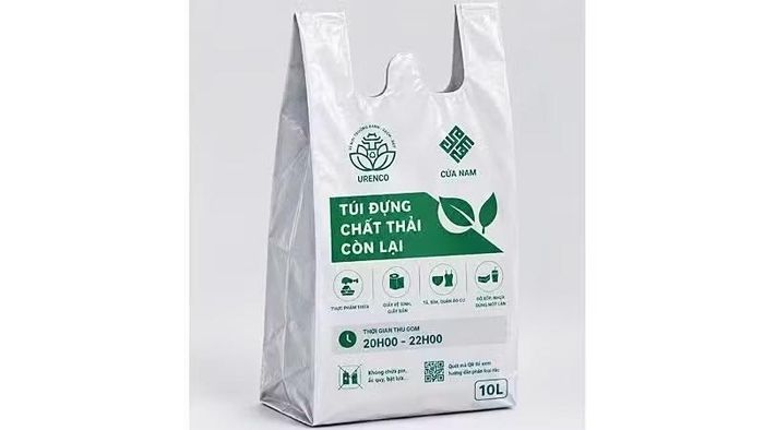 Túi phân loại rác đang được cấp phát cho người dân tại tổ dân phố Lê Thánh Tông (phường Cửa Nam, TP. Hà Nội). Ảnh: NDO