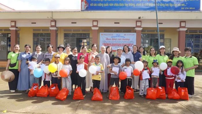  Ban tổ chức tặng quà cho các em nhỏ tại Trường Tiểu học An Phú 2 (phân hiệu Wâu-Kơ Tu, phường An Phú). Ảnh: Chu Hằng 