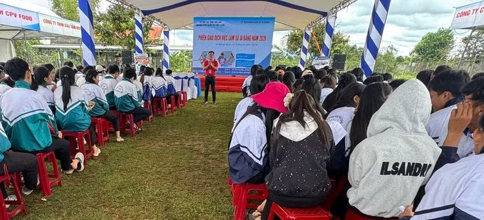  Toàn cảnh phiên giao dịch việc làm xã Ia Băng. Ảnh: Đinh Yến 
