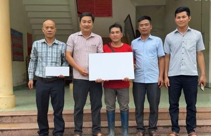  Đại diện Sở Khoa học và Công nghệ tỉnh Gia Lai bàn giao thiết bị đầu cuối và dịch vụ vệ tinh Starlink cho thôn O2 (xã Vĩnh Sơn) để lắp đặt, kết nối sóng mạng internet. Ảnh: Tạ Học 