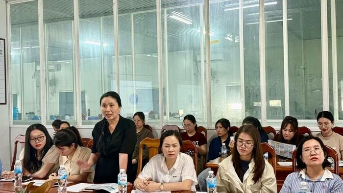 Người lao động đặt câu hỏi tại hội nghị. Ảnh: Linh Chi