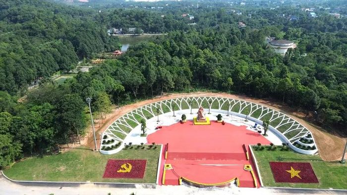Tượng Chủ tịch Hồ Chí Minh tại đồi Phân Bùng, thuộc Khu Trung tâm lễ hội và nằm trong khu vực bảo vệ II. Ảnh: Đức Anh.