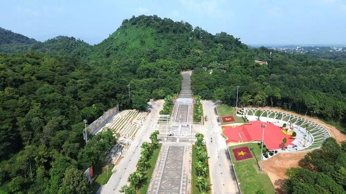 Vị trí đặt tượng gắn với cảnh quan Khu Trung tâm lễ hội, tạo thêm điểm nhấn văn hóa trong không gian Đền Hùng.