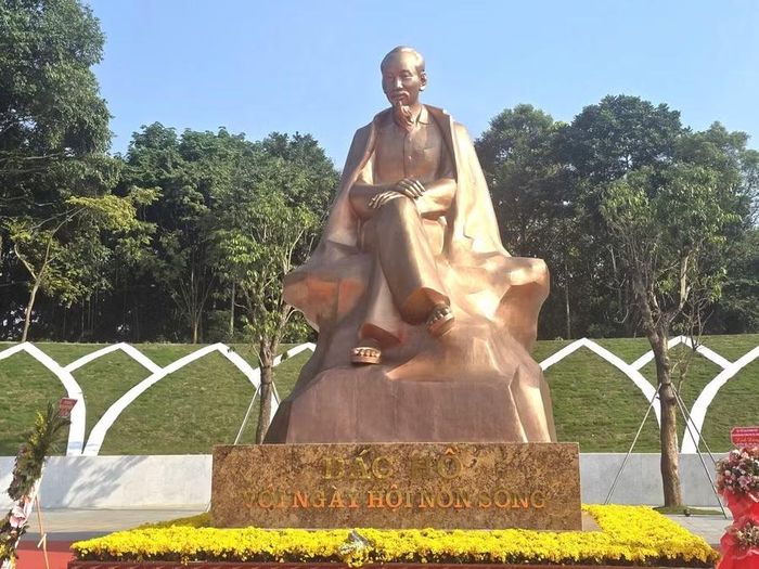 Tượng Chủ tịch Hồ Chí Minh được đúc bằng đồng, thể hiện Bác trong tư thế ngồi trên bệ đá tự nhiên. Ảnh: Đức Anh.