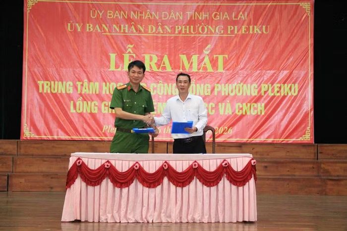  Đại diện UBND phường Pleiku, Phòng Cảnh sát PCCC và CNCH ký kết cam kết phối hợp về công tác PCCC và CNCH trong cộng đồng. Ảnh: Hoàng Hoài 