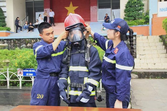  Hoạt động trải nghiệm giúp học sinh trực tiếp thực hành các kỹ năng PCCC và CNCH dưới sự hướng dẫn của lực lượng chuyên môn. Ảnh: Hoàng Hoài 