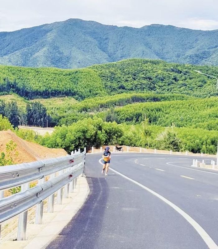  Con đường ven biển tuyệt đẹp dẫn vào tổ dân phố Lộ Diêu vừa được đầu tư hơn 204 tỷ đồng mở ra nhiều cơ hội phát triển mới cho người dân. Ảnh N.Q 