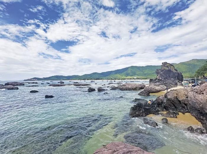  Bãi biển Lộ Diêu hoang sơ với nhiều mỏm đá hình thù lạ mắt thu hút đông bạn trẻ đến check-in. Ảnh N.Q 