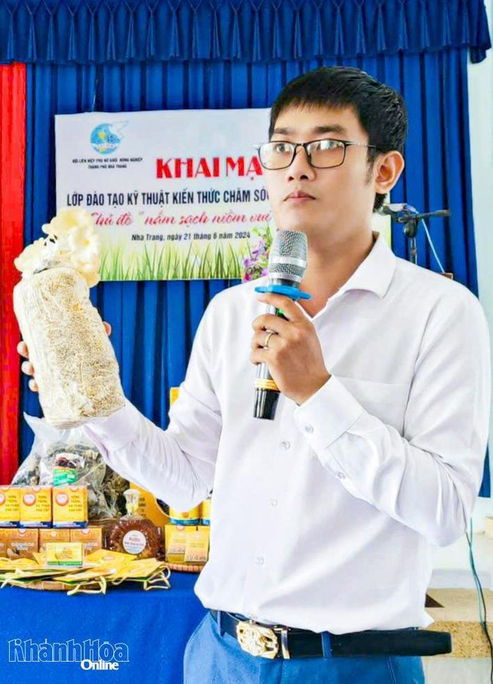 Nông dân Nguyễn Hữu Ngọc hướng dẫn kỹ thuật trồng nấm tại Nha Trang.