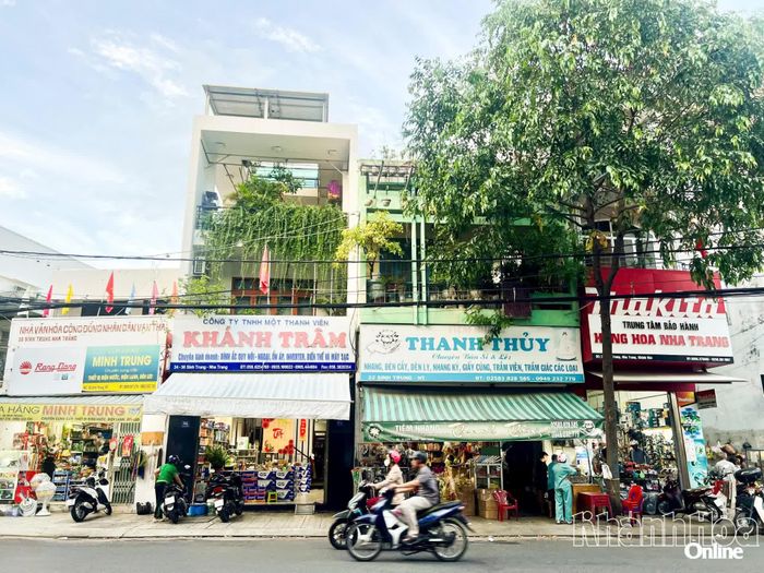 Những cửa hàng đồ cơ khí nằm sát nhau trên đường Sinh Trung.