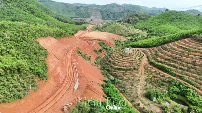 Công trường thi công đường giao thông liên vùng Khánh Sơn - Khánh Vĩnh.