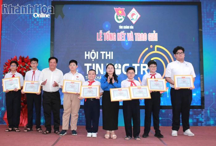 Học sinh đạt giải tại Hội thi Tin học trẻ tỉnh Khánh Hòa lần thứ XXXI, năm 2026 nhận bằng khen tại hội nghị. 