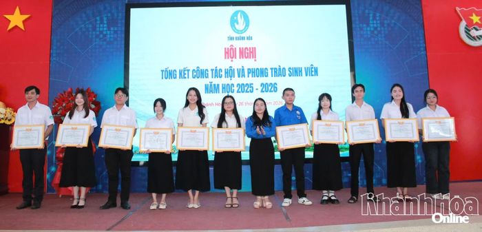 Lãnh đạo Tỉnh đoàn trao giấy khen cho các cá nhân có thành tích xuất sắc.