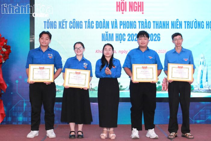 Lãnh đạo Tỉnh đoàn trao giấy khen cho các tập thể có thành tích xuất sắc.