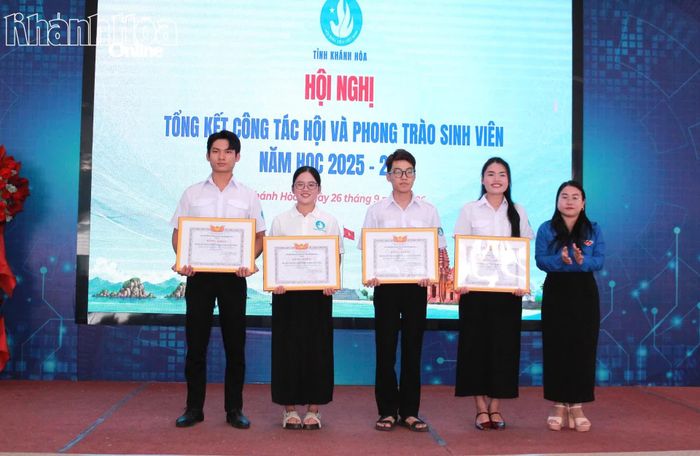 Lãnh đạo Tỉnh đoàn trao bằng khen cho các tập thể có thành tích xuất sắc.