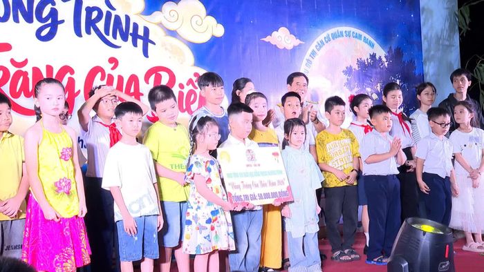 Công ty TNHH Sản xuất Thương mại Dịch vụ QMCĐ-SBL Việt Nam trao tặng 100 suất học bổng trị giá 50 triệu đồng cho các em thiếu nhi.