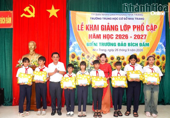 Ông Nguyễn Thanh Sơn - Chủ tịch UBND phường Nha Trang và bà Phan Thị Thảo Uyên - Hiệu trưởng Trường THCS Nha Trang tặng quà cho học sinh.
