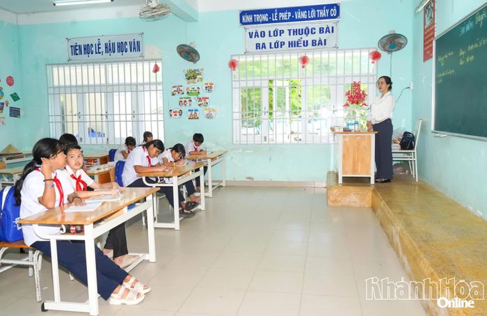 Tiết học đầu tiên trong năm học mới của học sinh lớp 6.