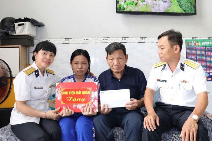 Đoàn công tác học viện tặng quà cho con ngư dân nhận đỡ đầu nhân dịp Trung thu.