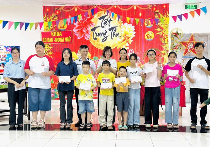 Khoa Cơ bản - Ngoại ngữ tổ chức hoạt động Trung thu cho các thiếu nhi.