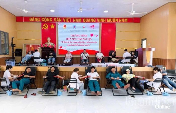Các tình nguyện viên tham gia hiến máu.