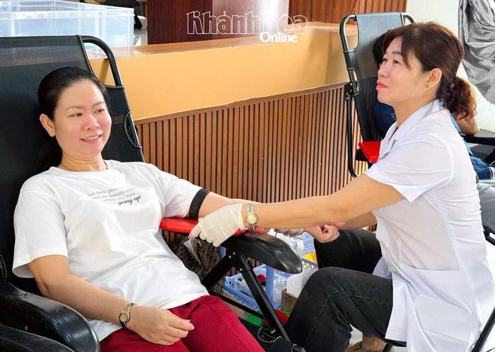 Một tình nguyện viên hiến máu tại chương trình.