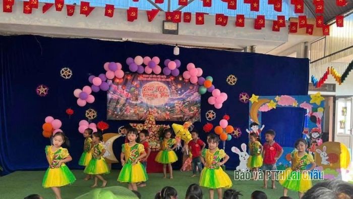 Những tiết mục văn nghệ rộn ràng cùng màn phá cỗ trông trăng rực rỡ đã mang đến cho các em nhỏ Trường Mầm non Tủa Sín Chải một đêm Trung thu tràn ngập niềm vui và ấm áp.