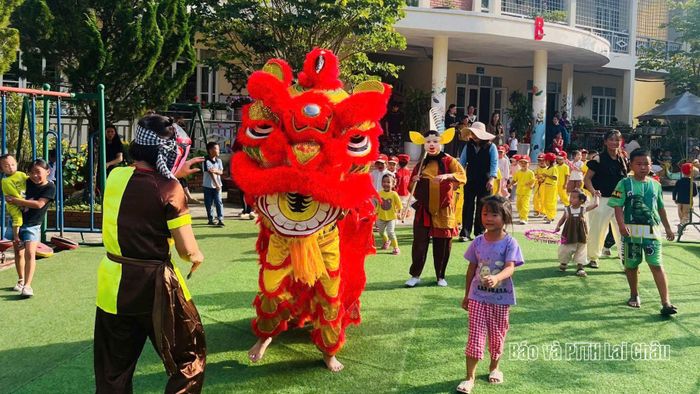 Tiết mục văn nghệ và màn múa lân rộn rã - tâm điểm thu hút ánh nhìn và tiếng cười vang của các em nhỏ trong chương trình Trung thu.