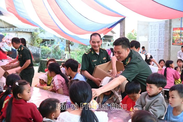 … chia quà cho thiếu niên, nhi đồng.