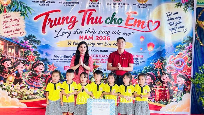 Lãnh đạo Ủy ban Mặt trận Tổ quốc Việt Nam xã Sìn Hồ, Ngân hàng Nông nghiệp và Phát triển Nông thôn Việt Nam Chi nhánh Sìn Hồ, Trường Mầm non Sìn Hồ tặng quà cho các cháu Phân hiệu Sà Dề Phìn.