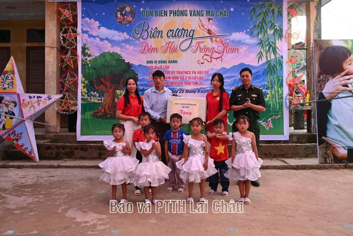 Đại tá Lê Công Thành – Phó Chính ủy Ban Chỉ huy BĐBP tỉnh tặng quà của Ban Chỉ huy BĐBP tỉnh cho thiếu nhi bản Ngài Thầu.