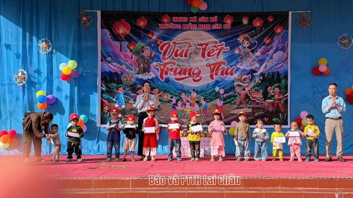 Lãnh đạo Trường Mầm non Sìn Hồ và đại diện Hội cha mẹ học sinh tặng quà của Công ty Sâm Thái Minh cho các cháu điểm trường chính.