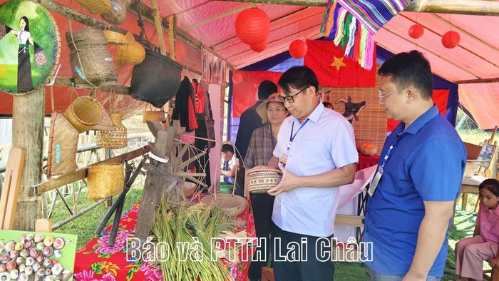 Ban Giám khảo chấm thi hội trại thanh thiếu nhi.