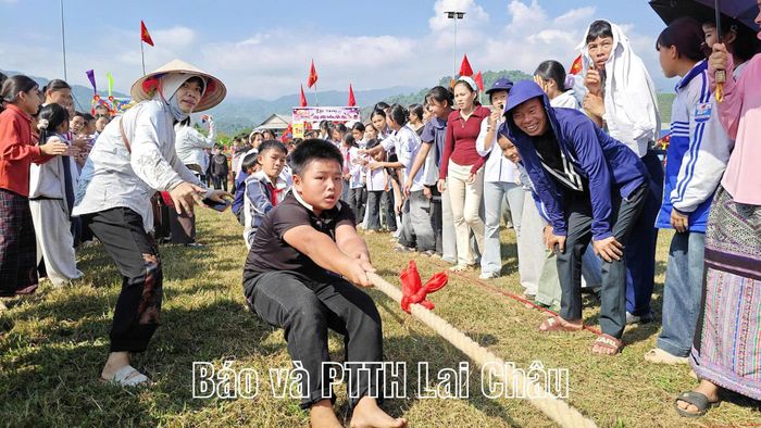 Phần thi kéo co góp phần rèn luyện sức khỏe, sự nhanh nhẹn và tinh thần đồng đội cho thanh thiếu nhi.
