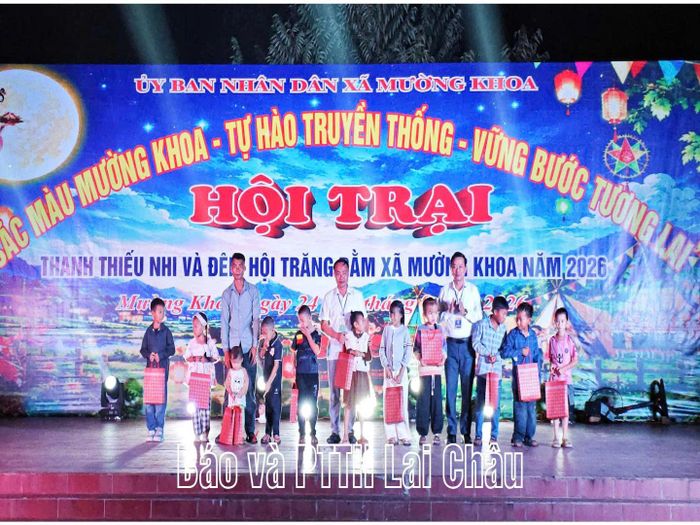 Bí thư Đảng uỷ xã Lò Văn Biên tặng quà cho các học sinh có hoàn cảnh khó khăn.