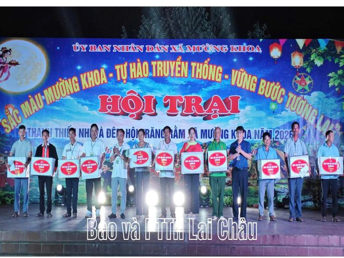 Lãnh đạo xã tặng quà cho các bản tham gia hội trại.