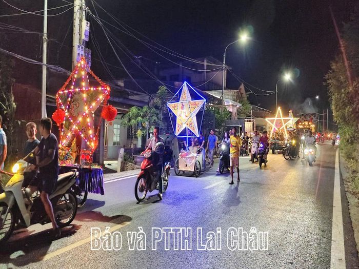 Các em thiếu nhi và nhân dân tham gia rước đèn trung thu trên các tuyến đường nội bản.