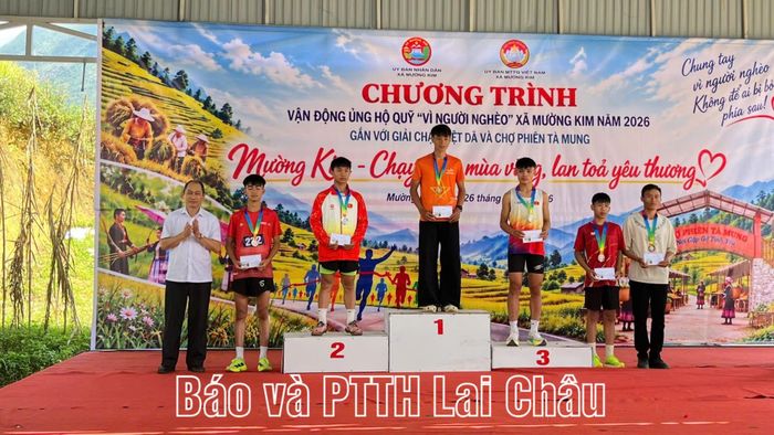 Ban Tổ chức trao giải cho các vận động viên.
