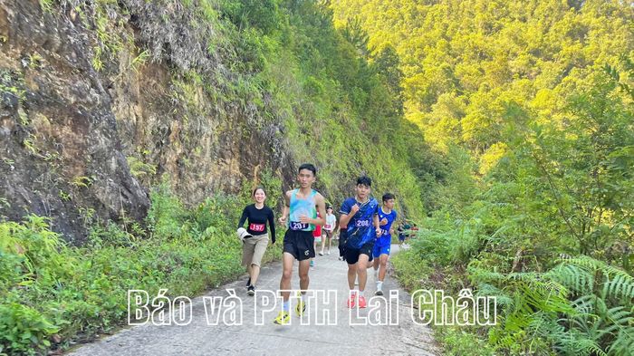 Hơn 300 vận động viên tham gia giải chạy.