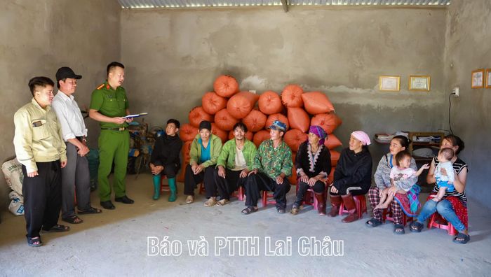 Người dân bản Sin Câu thường xuyên được tuyên truyền phòng, chống ma túy.