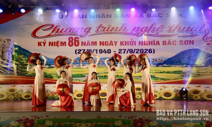 Tiết mục múa "Xin chào Việt Nam" do đoàn nghệ thuật đến từ UBND xã Tân Tri biểu diễn