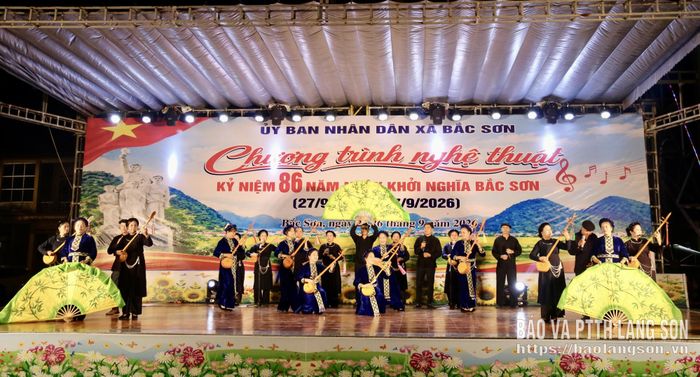 Tiết mục "Tổ khúc lời then đang Đảng" do Câu lạc bộ Sắc then bản Tày biểu diễn