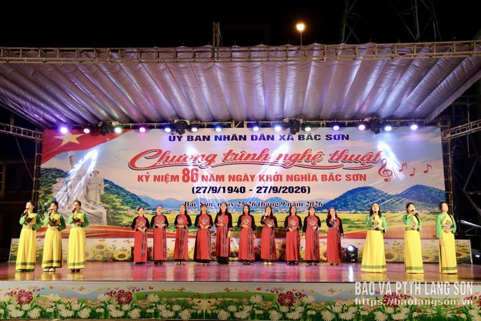 Tiết mục "Về Bắc Sơn quê em" do đoàn nghệ thuật Trường Phổ thông Dân tộc nội trú THCS&THPT Bắc Sơn biểu diễn
