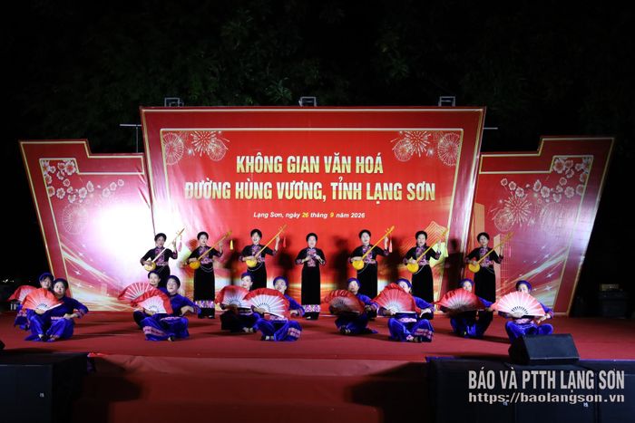 Tiết mục hát then "Nhớ ơn anh Tri" do CLB Bản tồn văn hóa xã Tân Đoàn biểu diễn