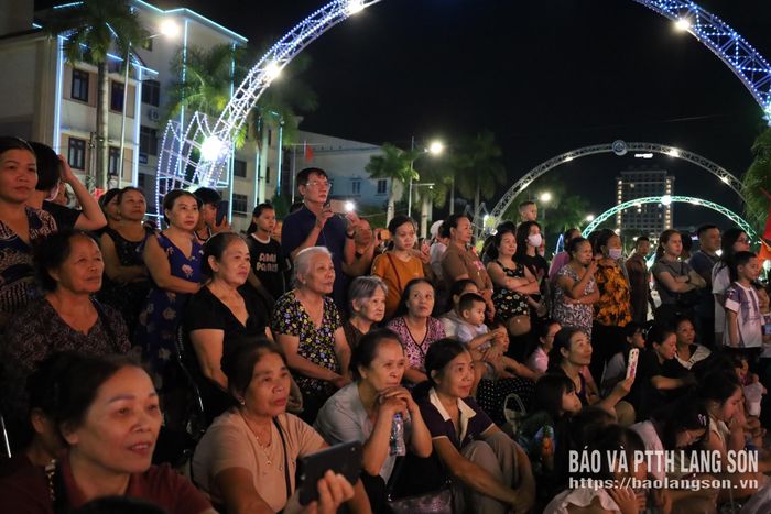 Đông đảo người dân theo dõi và cổ vũ cho chương trình