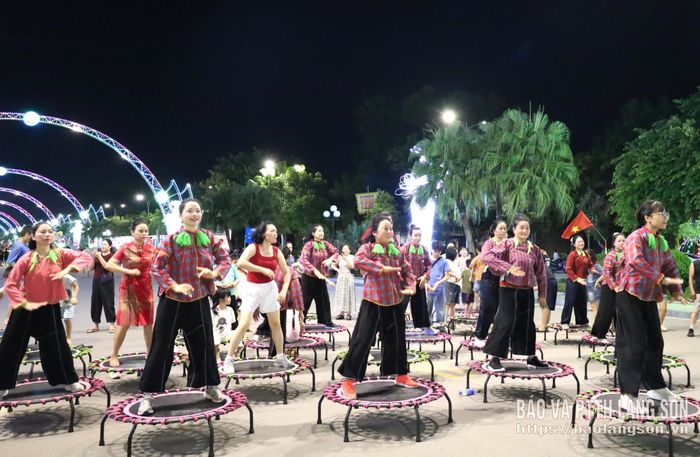 Hoạt động nhảy bạt nhún (Jumping Dance) lần đầu được tổ chức tại Không gian văn hóa đường Hùng Vương
